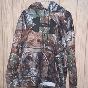 Under armor, men’s pull over hoodie.